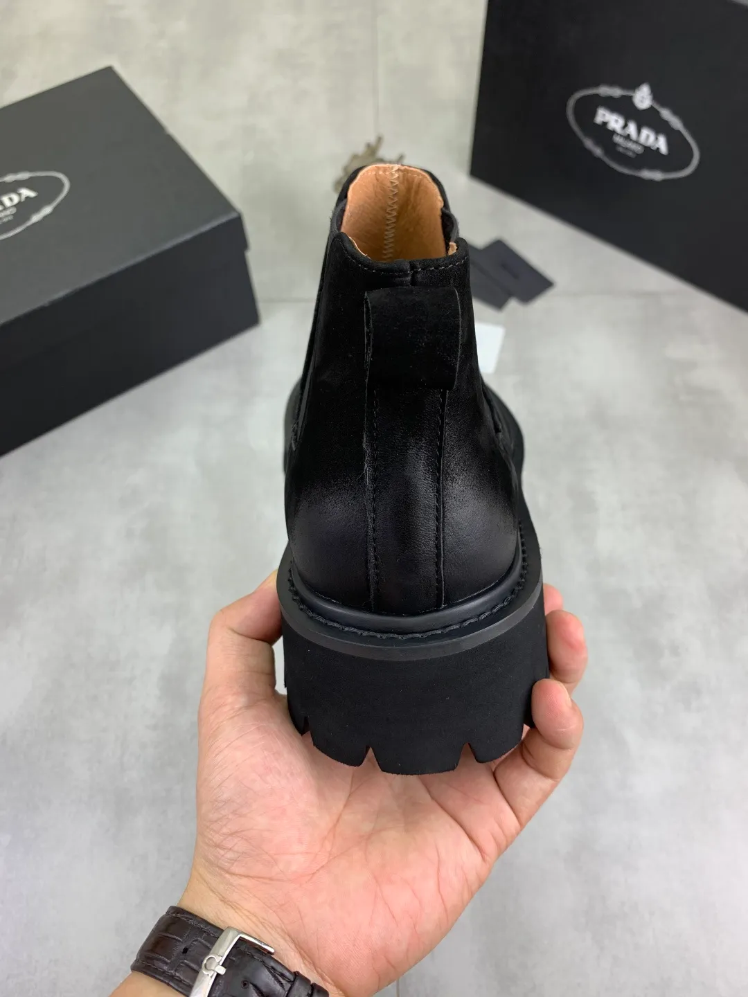 Men's shoes 💰P560 💰[New style]🔥🆕Hot model [PRADA]Prada🔝High-top Chelsea Martin boots are a high-end brand of men's shoes. The uppers are made of top-layer calfskin imported from Italy➕top-layer pigskin lining for the feet🔥, making walking more convenient and comfortable! Exclusive new style, stunning work [color]! Create a fashionable personality to set off your uniqueness! Create a fashionable personality to set off your uniqueness! A must-have for trendy men! Classic🔥super wear-resistant rubber outsole, size: 38-44 (45 can be customized) black or brown🉑️choose